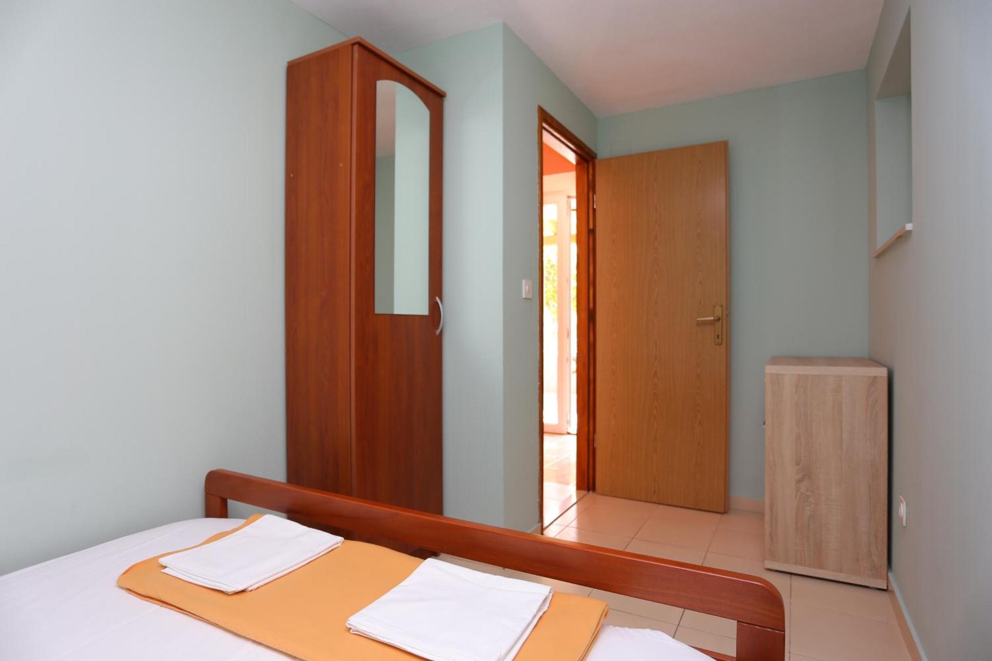 Apartments By The Sea Nemira, Omis - 17039 Tice Quarto foto